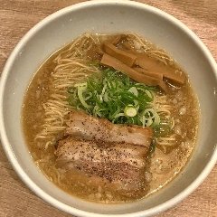 鶏ガラの甘みと、とんこつのコクに香味オイルを加えたスープ