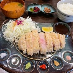 다양한 양념으로 즐길 수 있는 돈가스 정식