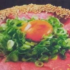 皿にお肉を広げるスタイルのユッケ