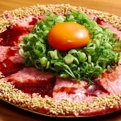 皿にお肉を広げるスタイルのユッケ