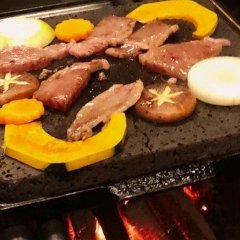 용암석에 구워먹는 타입의 고기구이