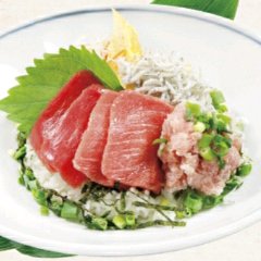 You can compare three parts of tuna and enjoy shirasu.