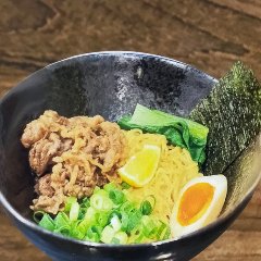 这是也含有牛肉的油荞麦面。这是符合清真标准的产品。