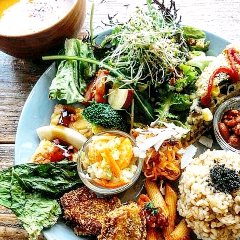 穀物や大豆肉、野菜を使った料理を色々盛り込んだプレートランチ