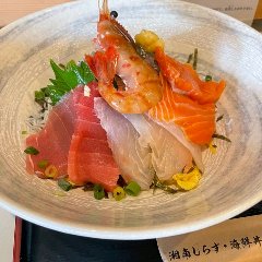 Se pueden degustar seis tipos de marisco, principalmente shirasu (sardinas pequeñas).