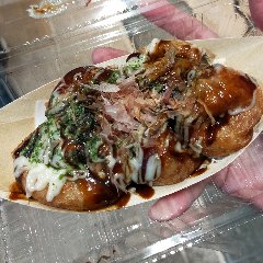 とろとろのたこ焼きを辛口ソースで