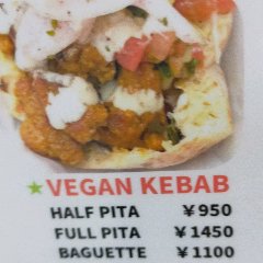 Vegetable kebabs that vegans can also eat.