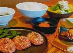 ラム肉のハンバーグステーキ四個と、ラム肉のユッケ入りの定食