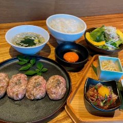 ラム肉のハンバーグステーキ四個と、ラム肉のユッケ入りの定食