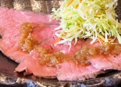自家製オニオンソースをかけて食べるローストビーフ。お酒のつまみに