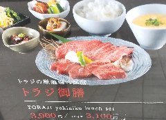 您可以享用充满美味 Torajji 肉的午餐。