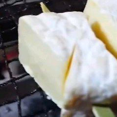 熱々のバケットにカマンベールの串を乗せ、蜂蜜をかけて食べる