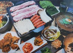 お肉、野菜、ビビンバなど50種類以上食べ放題