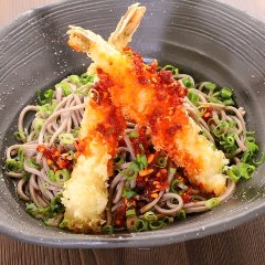 米粉で揚げたサクサクの海老天と、ガーリックチップ入りラー油の蕎麦