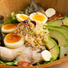 野菜だけでなく、たんぱく質も摂れるサラダボウル