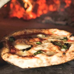 장작 가마에서 구운 나폴리 피자