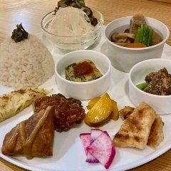 Macrobiotic 一盘式午餐，内容每天更换。