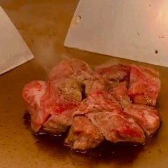 目の前の鉄板でシェフに調理されて提供される黒毛和牛ステーキ