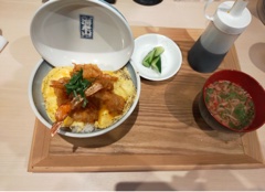 4つの海老カツが乗った丼。