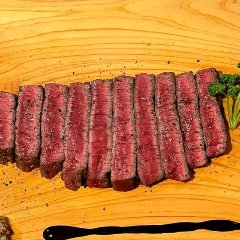 松阪牛の赤身肉を備長炭でレアで焼いたステーキ