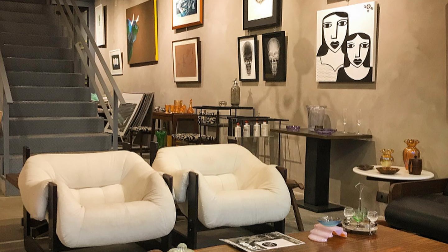 Sala de exposição da Galeria Almeida Prado