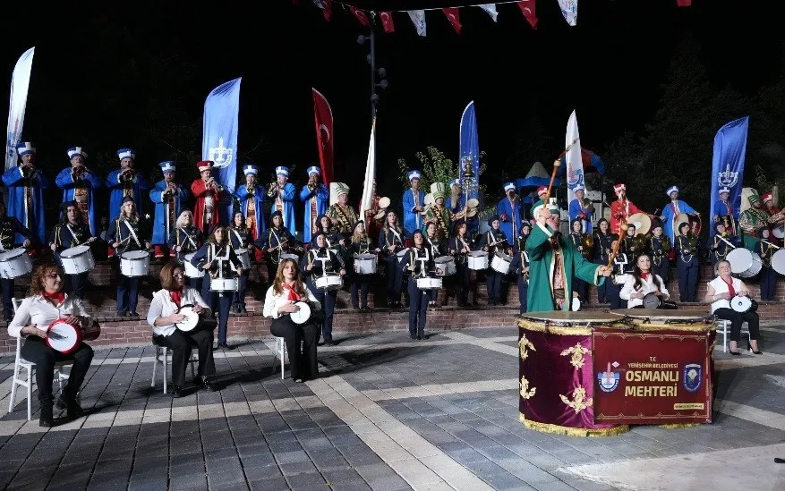 Yenişehir’de 88 kişilik dev kadro aynı sahnede: Türkiye’de bir ilke imza attılar