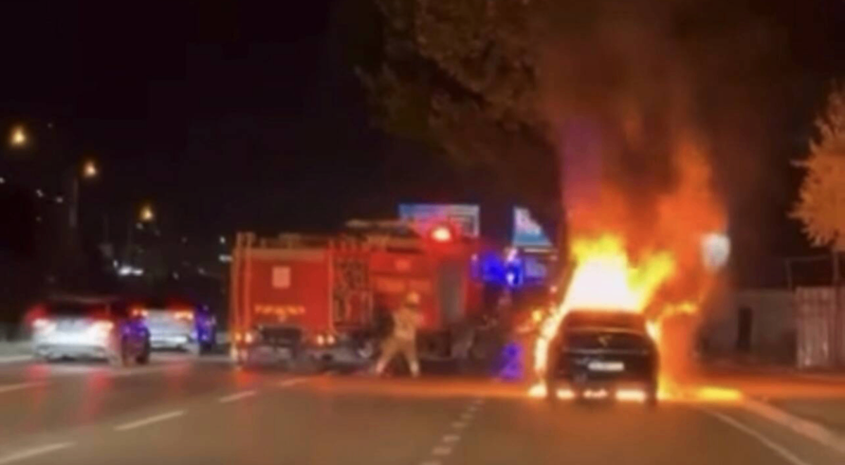 Bursa'da seyir halindeki otomobil alev alev yandı