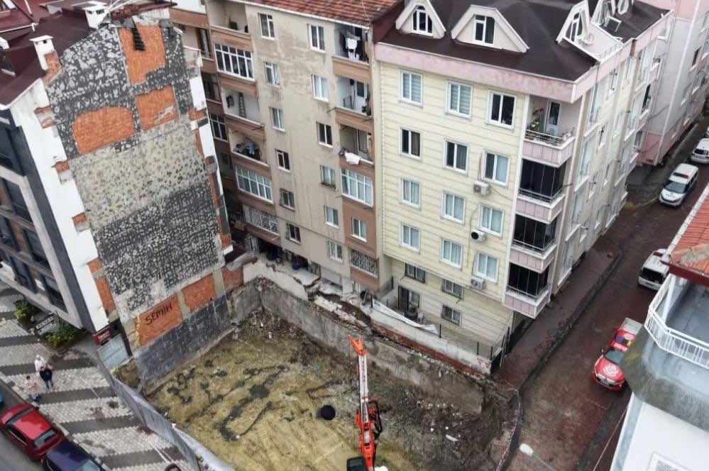 6 ve 7 katlı binaların zemini çöktü! 20 daire boşaltıldı...