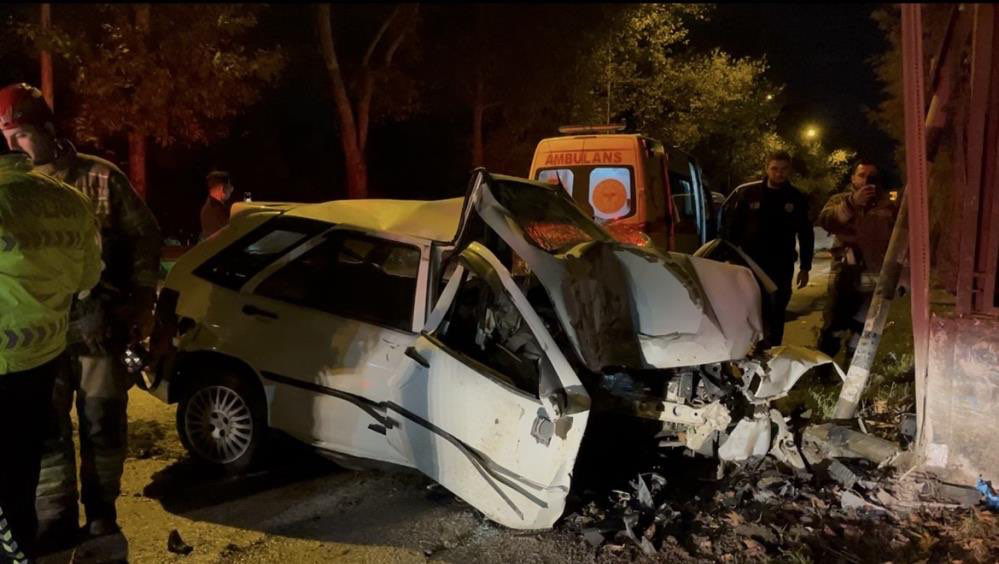 Bursa’da gece yarısı korkutan kaza! Sürücü araçta sıkıştı...