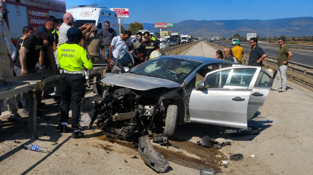 Bursa’da otomobil bariyerleri aşıp refüje daldı: 3 yaralı