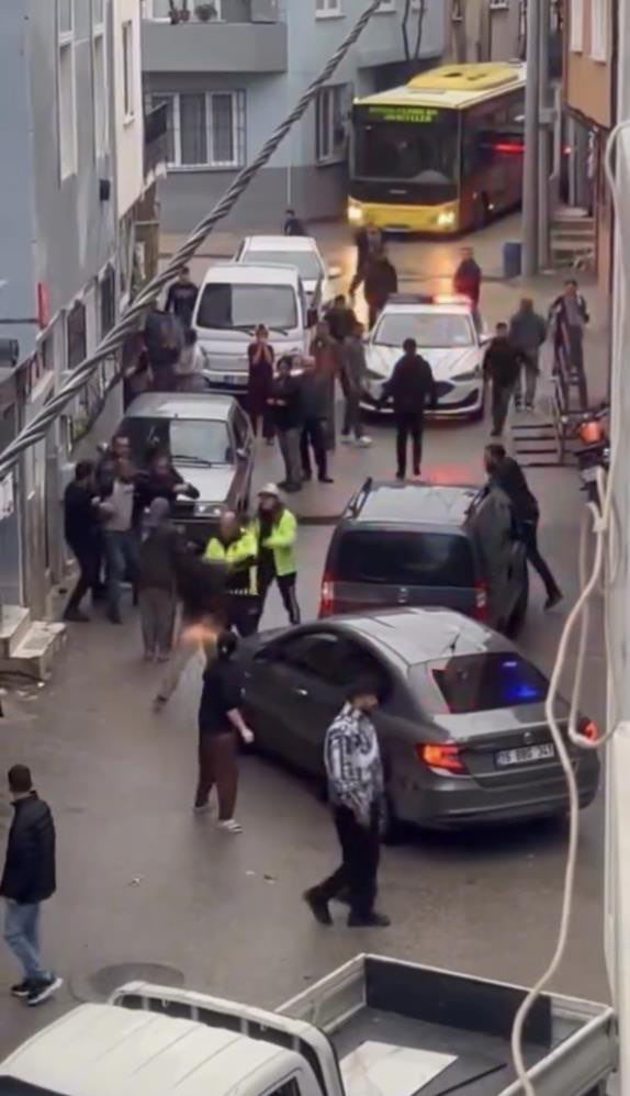Bursa'da polis aracı durdurdu, mahalleli sokağa döküldü!