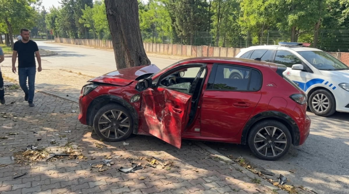 İnegöl'de Kavşakta Feci Kaza: 3 Yaralı