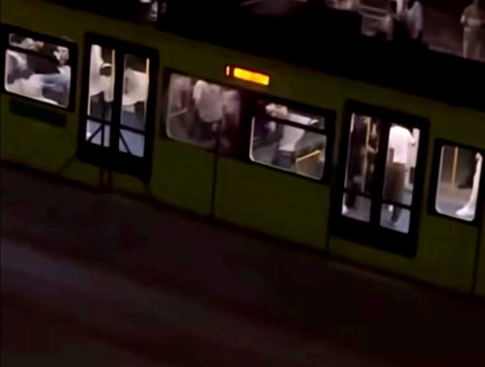 Bursa'da metro istasyonunda yumruklar konuştu! Ortalık savaş alanına döndü