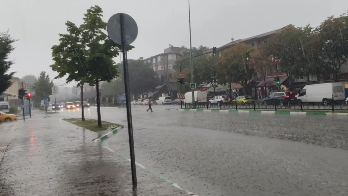 Bursa'da sağanak hayatı felç etti: Yollar göle döndü