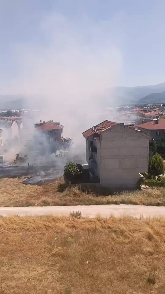 İnegöl'de anız yangını paniği! 20 dönümlük tarım arazisi küle döndü