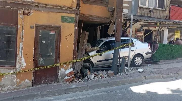 Bursa’da freni boşalan otomobil eve çarptı