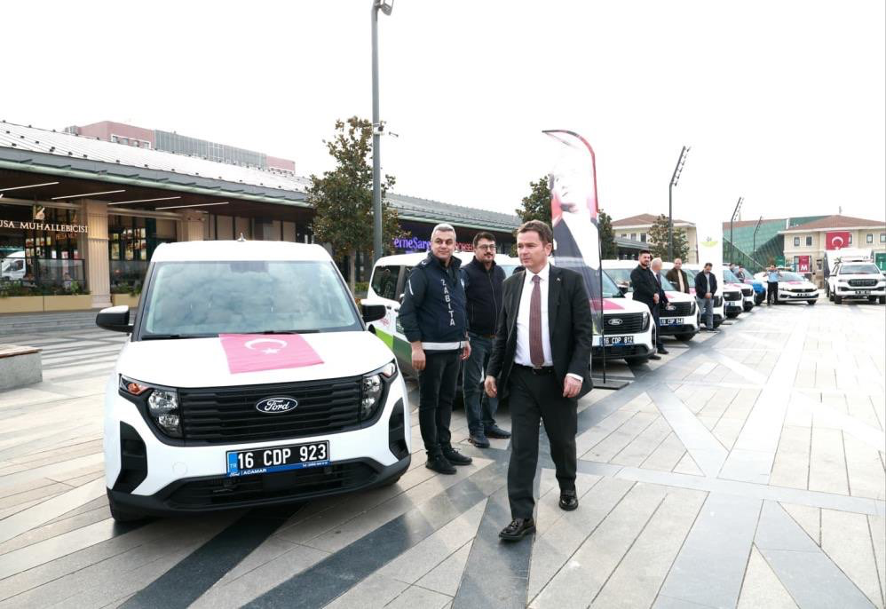 Bursa'da belediyenin filosuna 41 yeni araç! Osmangazi Meydanı'nda görücüye çıktı...