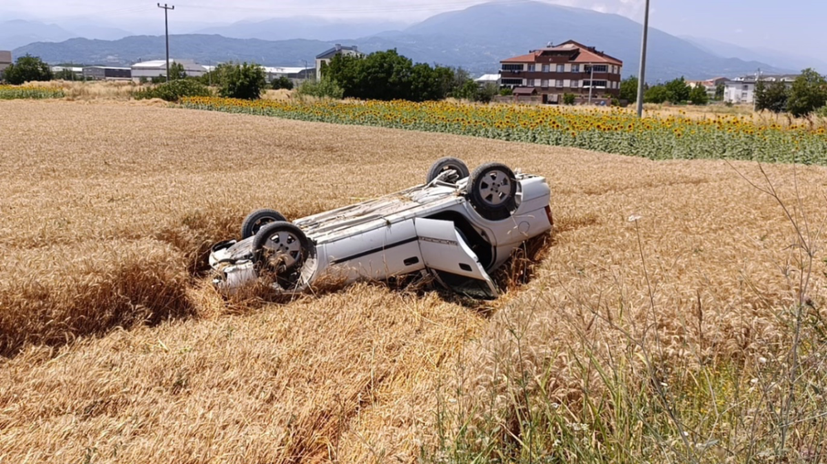 Kontrolden çıkan otomobil tarlaya savruldu