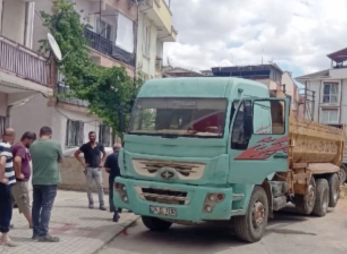 Kamyonun Aatında kalan 6 yaşındaki çocuk ağır yaralandı