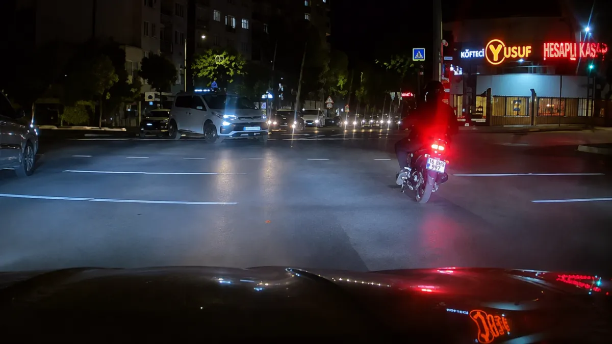 Kırmızı ışıkta geçen otomobil motosiklete çarptı