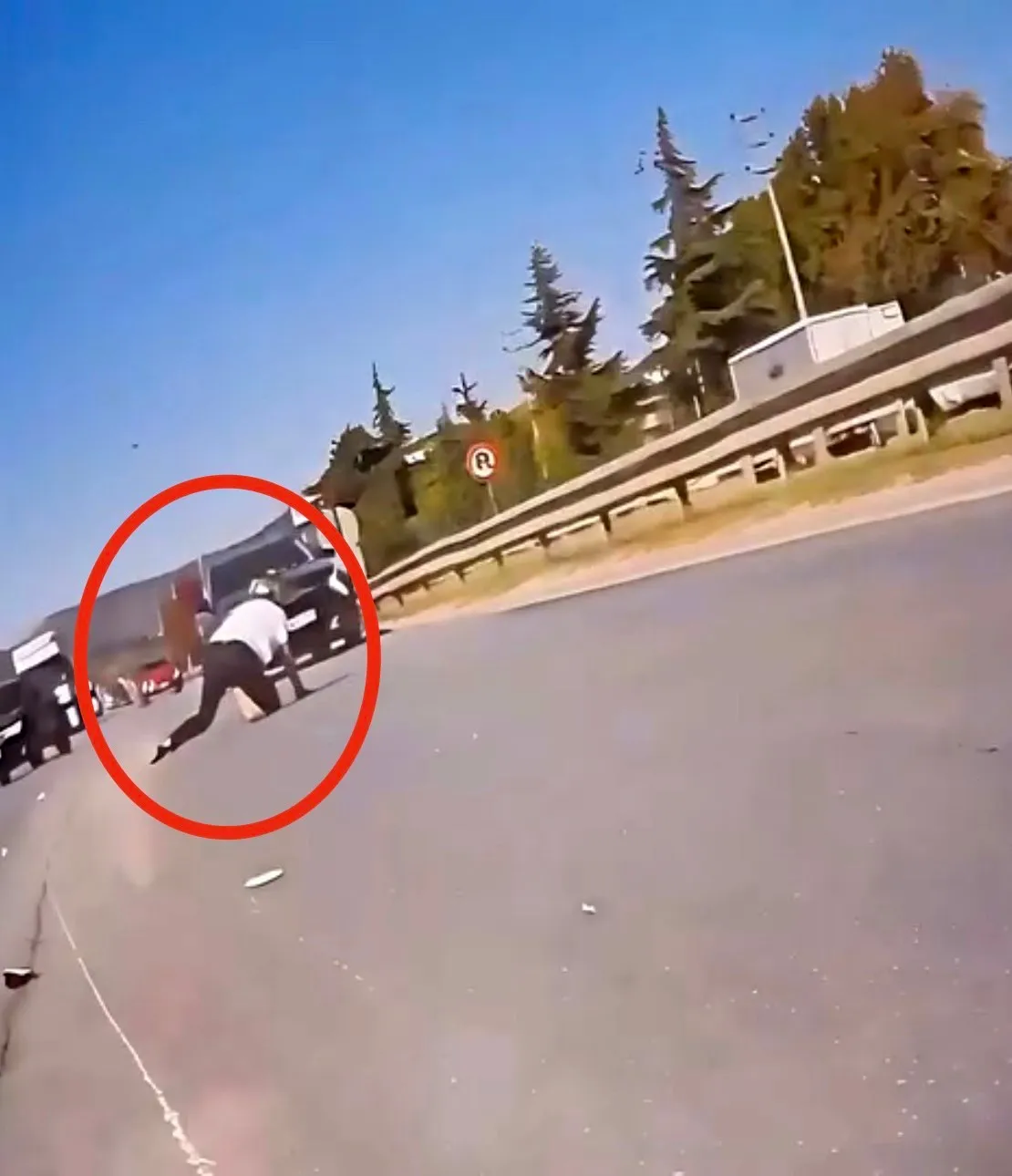 Kırmızı ışık ihlali kazaya neden oldu: Motosiklet sürücüsü ölümden döndü