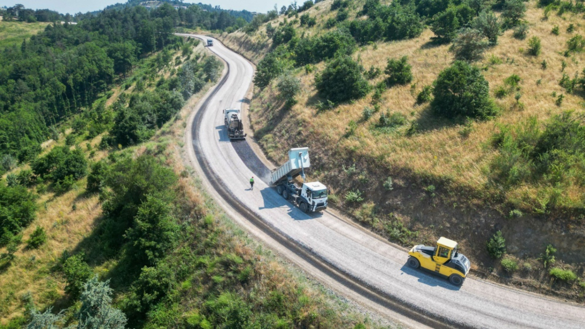 Orhaneli'nde yollar genişliyor, ulaşım rahatlıyor