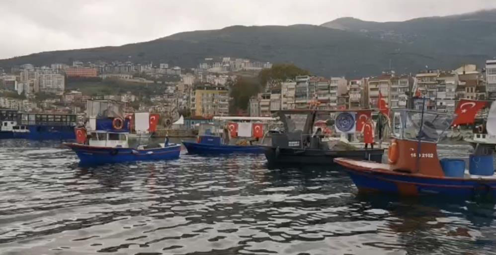 Bursa'da Cumhuriyet coşkusu denize taştı! Körfez kırmızı beyaza büründü...