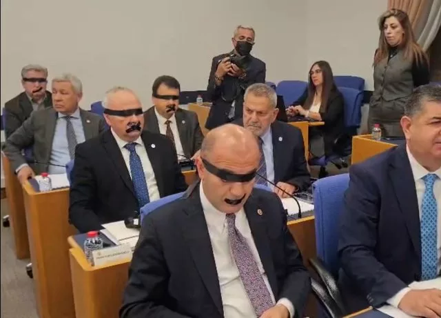 Halk TV'ye kayyum kararına Meclis'te siyah bantlı protesto!