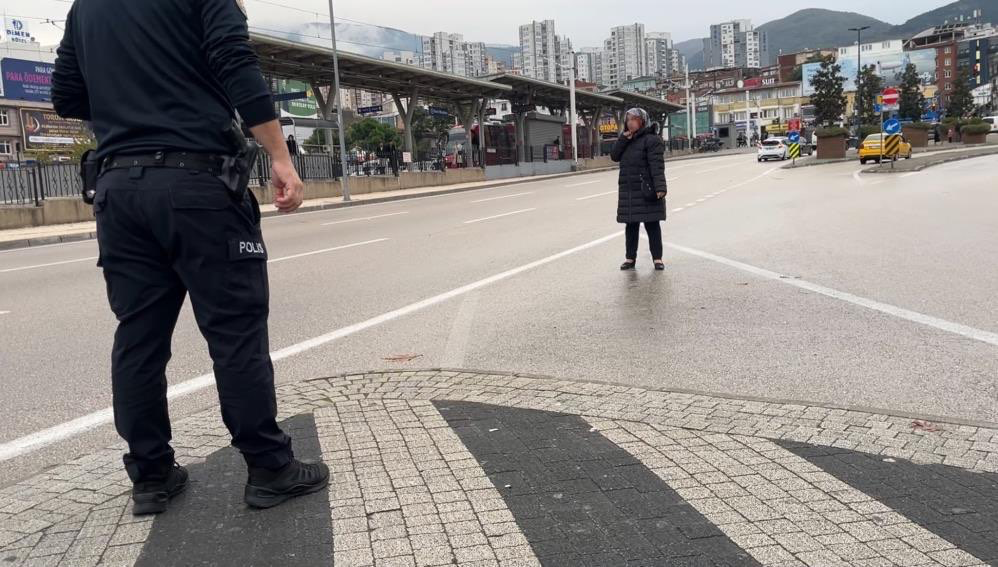 Bursa'da çocuğunu göremediğini söyleyen kadın trafiği kilitledi