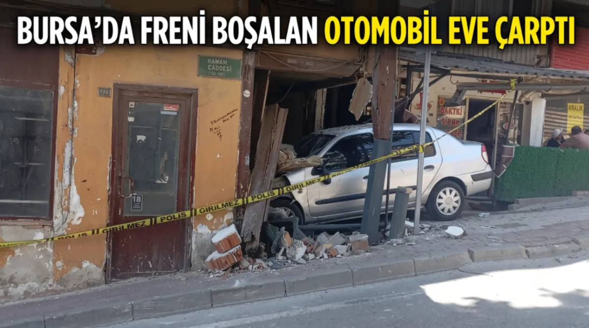 Bursa’da freni boşalan otomobil eve çarptı