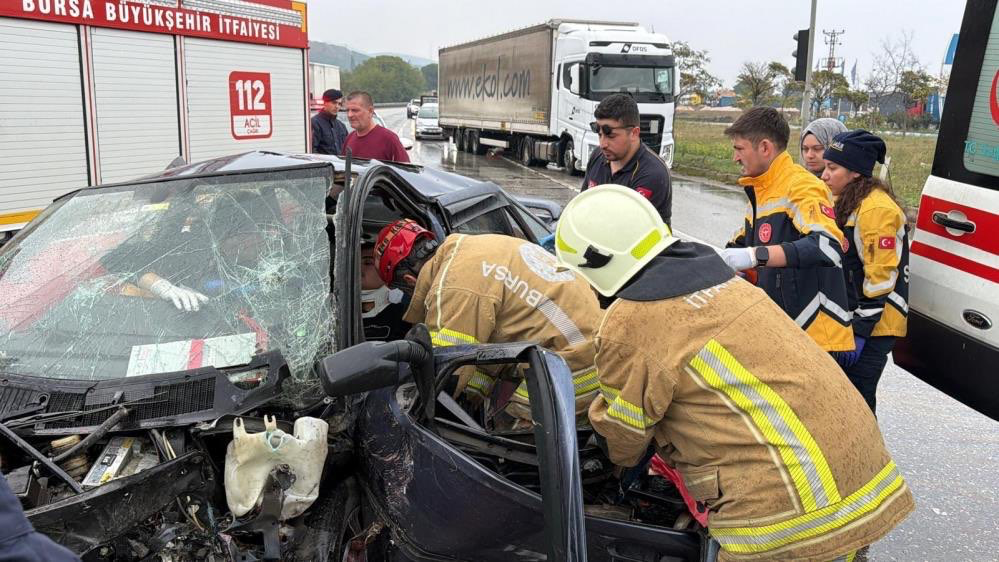 Bursa'da kavşakta feci kaza! Otomobil kamyonete çarptı. İşte o anlar...