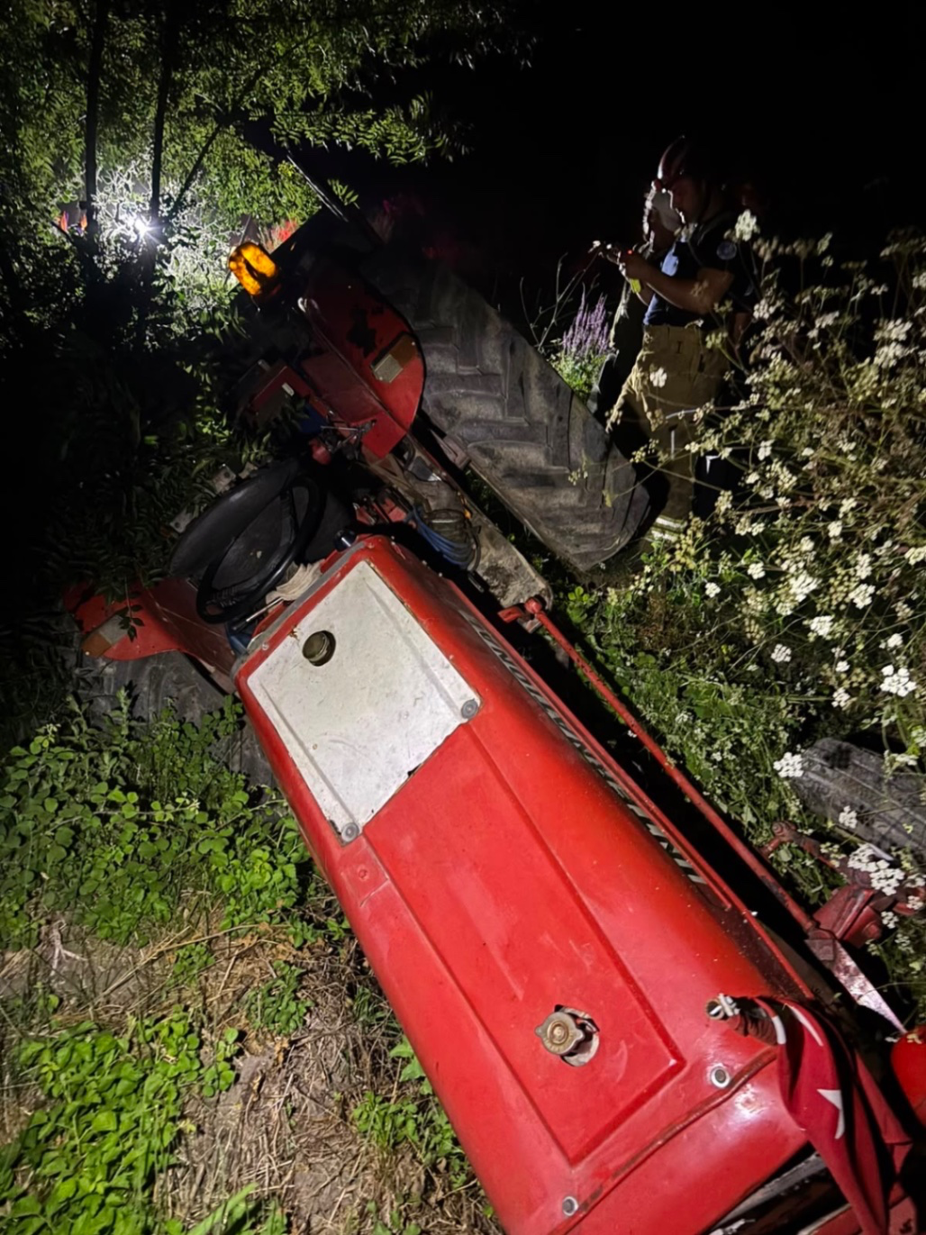 İnegöl'de traktör devrildi: sürücü altında kaldı