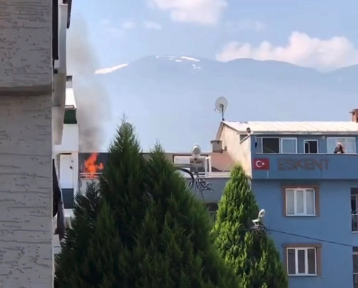    Bursa’da bir binanın çatısında yangın çıktı!