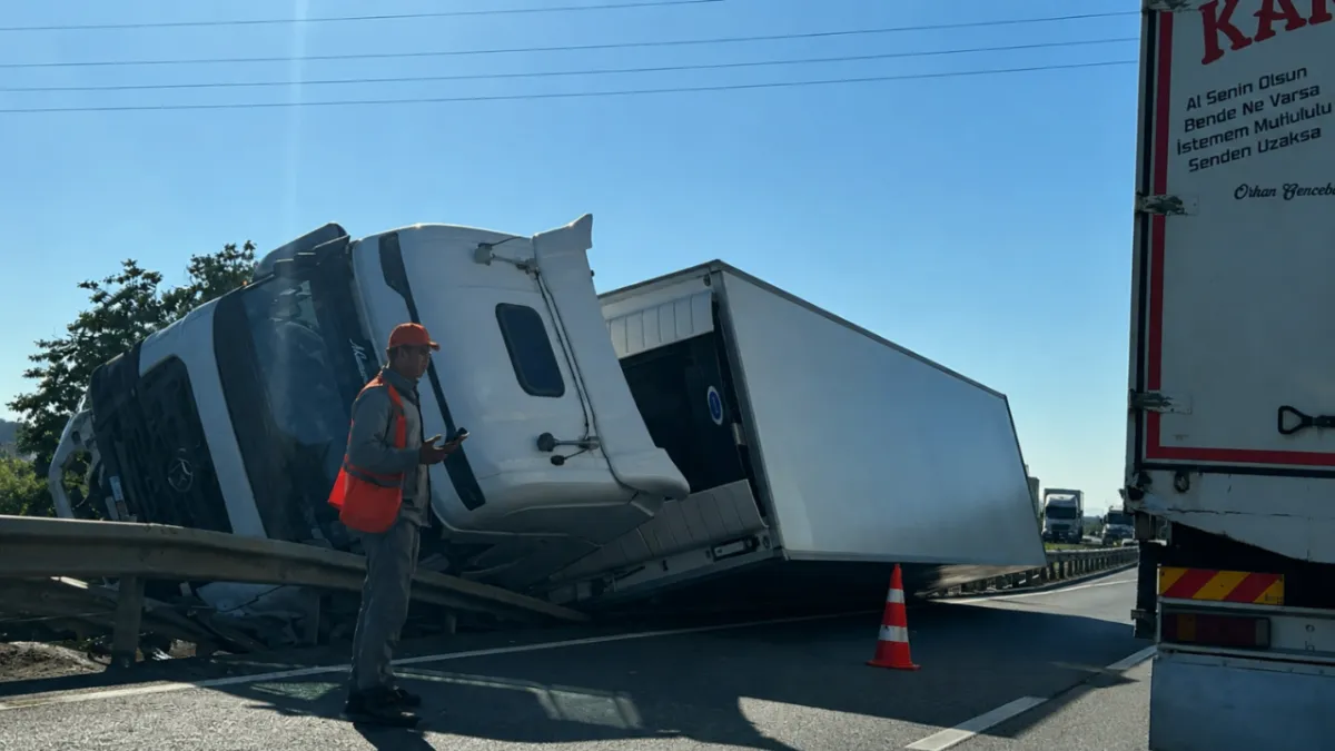 Bursa İnegöl'de tır bariyerlere çarptı, sürücü yaralandı